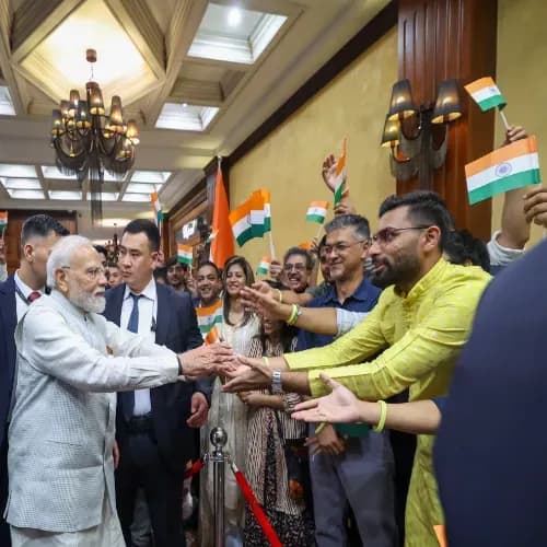किर्गिस्तान में भारतीय समुदाय ने PM मोदी का गर्मजोशी से स्वागत किया।