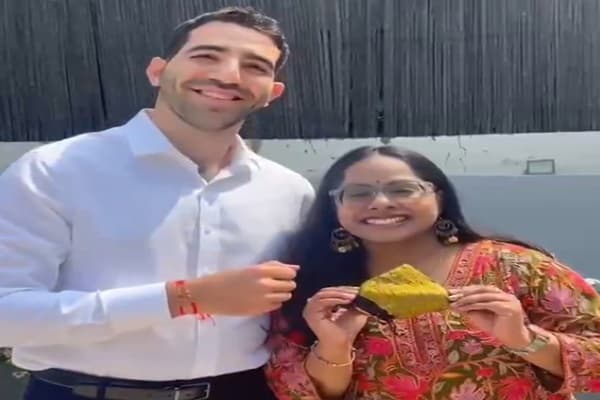 इजरायल दूतावास में राजनीतिक सलाहकार और युवा राजनयिक नित्तई बेन-हाइम को भारतीय बहनों ने राखी बांधी।