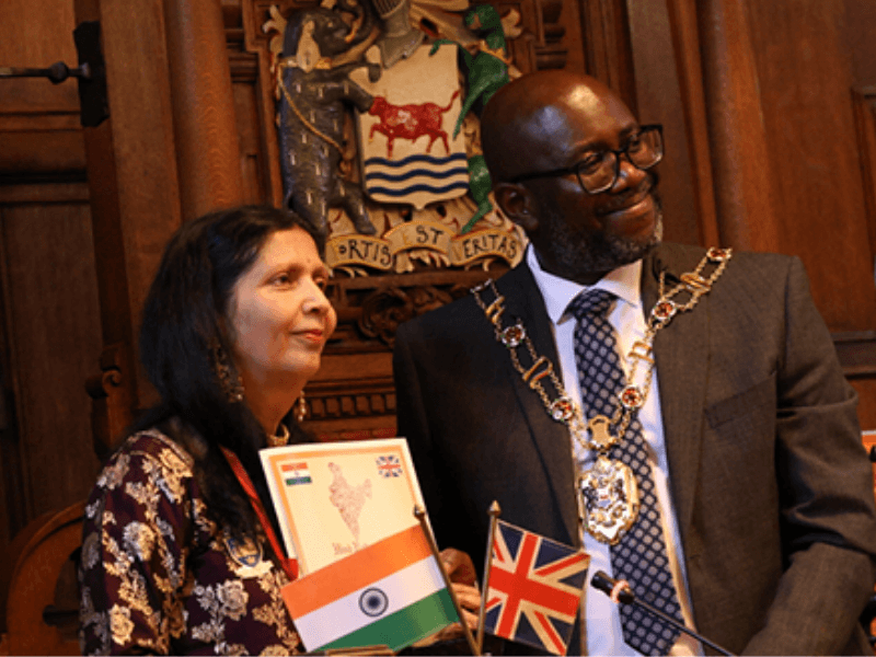 Varsha Kulkarni receiving the award