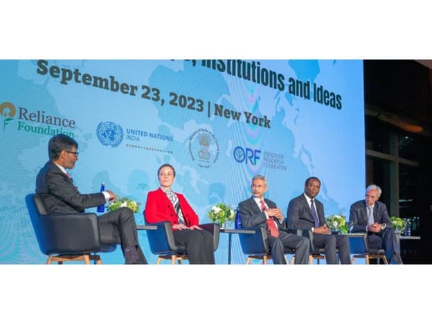 S Jaishankar, India’s External Affairs Minister (third from left) discussing ‘South Rising: Partnerships, Institutions and Ideas’ with Kamina Johnson Smith, Minister of Foreign Affairs and Foreign Trade, Jamaica (second from left); Hugh Hilton Todd, Minister of Foreign Affairs and International Cooperation, Republic of Guyana (fourth from left); and João Gomes Cravinho, Minister of Foreign Affairs, Portugal (right). ORF President Samir Saran (left) moderated the discussion.