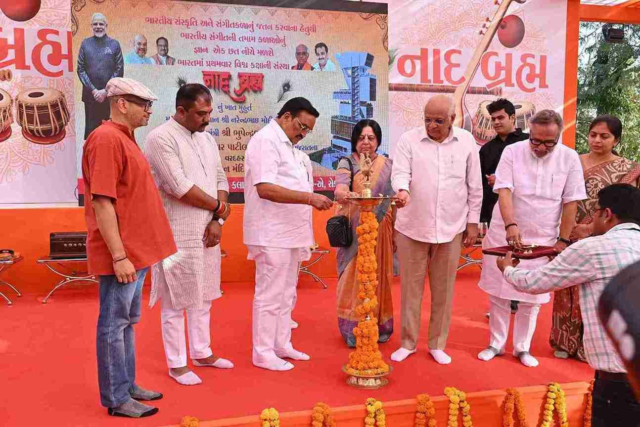 જે પ્લોટ પર 'નાદ બ્રહ્મ' કલા કેન્દ્રનું નિર્માણ થવાનું છે તે તત્કાલીન ગુજરાતના મુખ્યમંત્રી અને વર્તમાન સફળ વડાપ્રધાન શ્રી નરેન્દ્ર મોદીજી દ્વારા મનમંદિર ફાઉન્ડેશનને ભેટમાં આપવામાં આવ્યું હતું. આ કેન્દ્ર અત્યાધુનિક સુવિધાઓથી સજ્જ હશે, જે ભારતીય સંગીતની તમામ શાખાઓનું જ્ઞાન એક છત નીચે લાવશે.