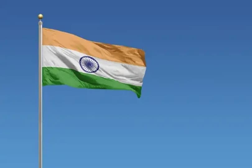 भारतीय ध्वज में तीन रंग की पट्टियां और बीच में अशोक चक्र है।