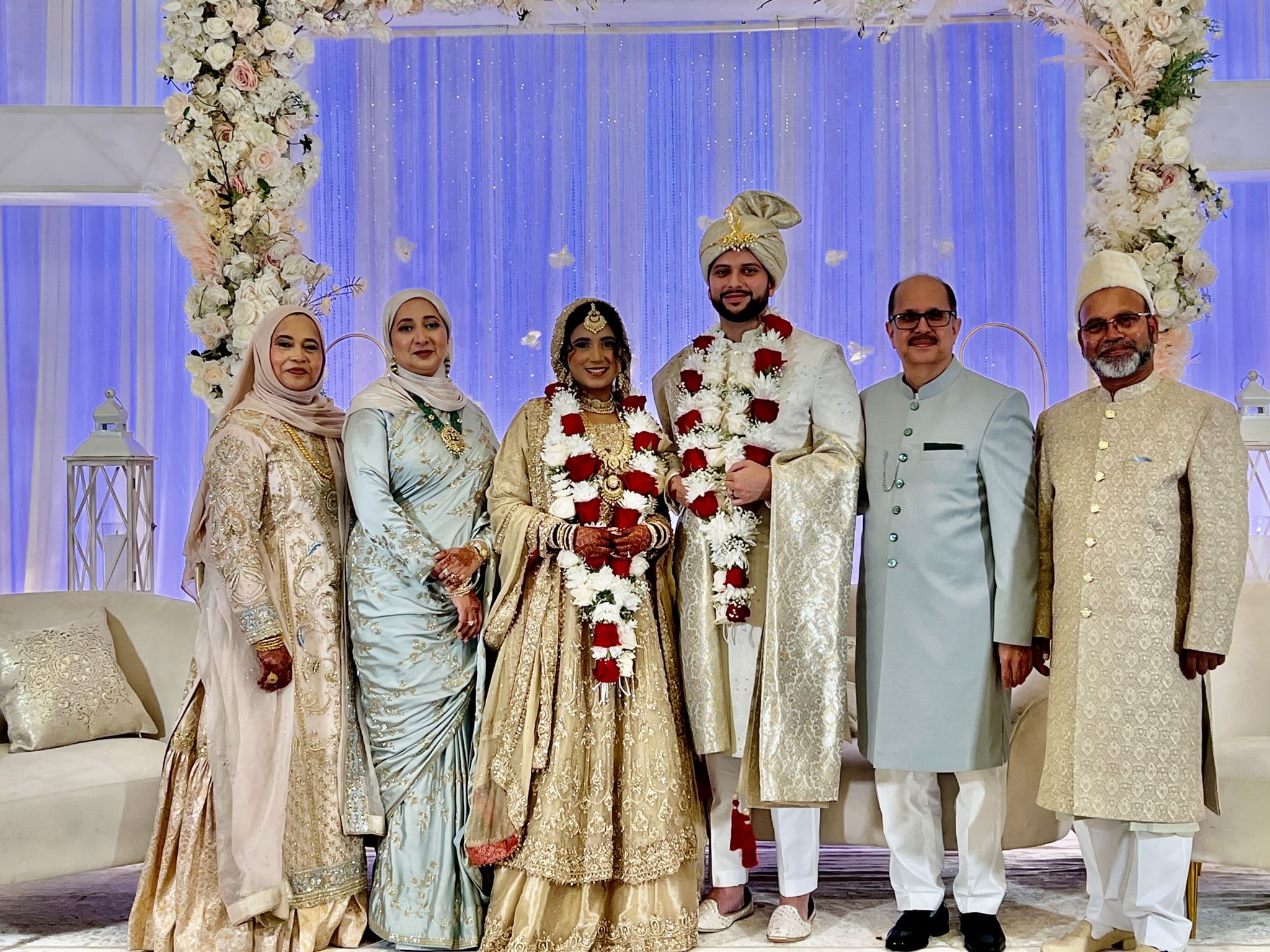 मेहमानों ने इस जोड़े को सुखद विवाहित जीवन की दुआएं दीं और इस खुशी के मौके पर दोनों परिवारों को बधाई दी।