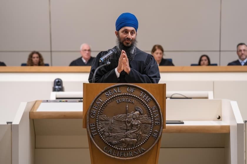 ਫ੍ਰਿਜ਼ਨੋ ਸਿਟੀ ਹਾਲ ਵਿਖੇ ਜੱਜ ਦਾ ਅਹੁਦਾ ਸੰਭਾਲਦੇ ਹੋਏ ਰਾਜ ਸਿੰਘ ਬਦੇਸ਼ਾ