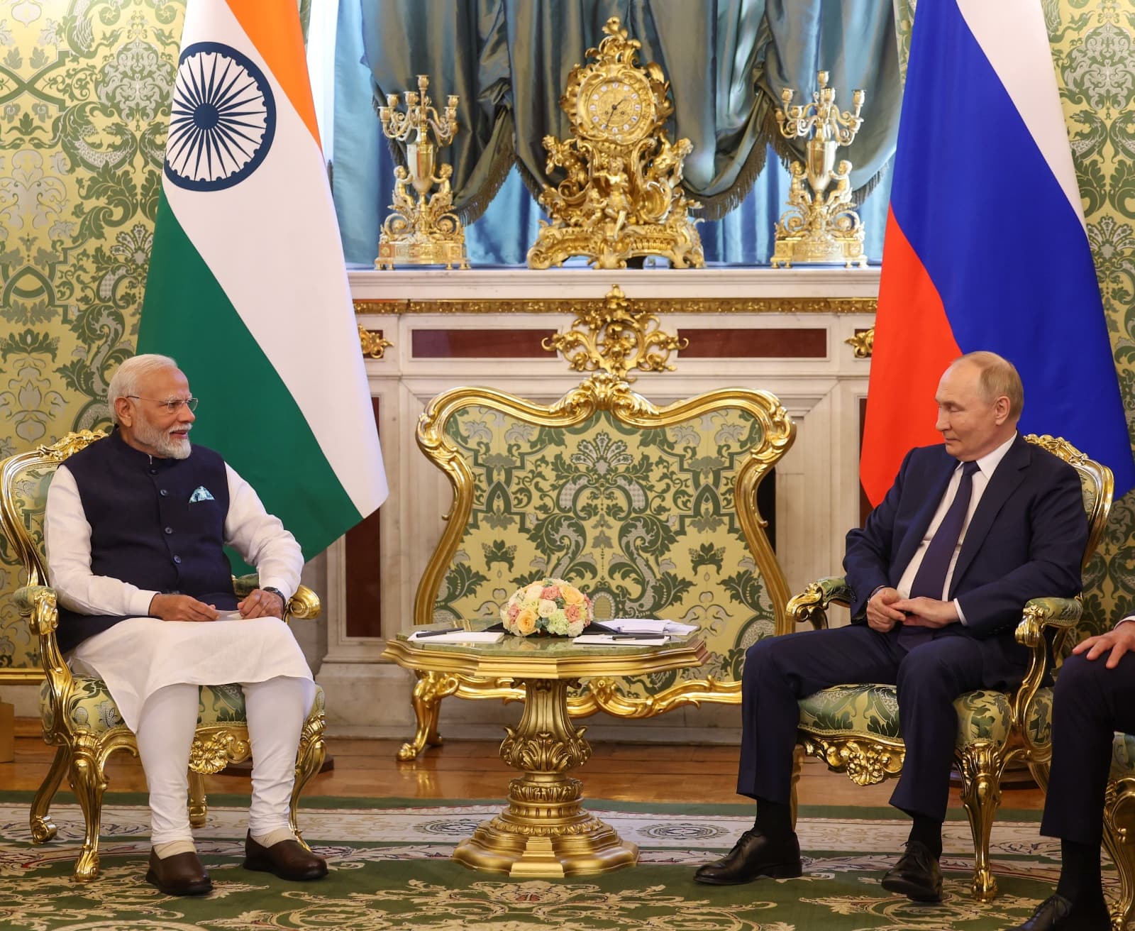 प्रधानमंत्री नरेंद्र मोदी ने 9 जुलाई को क्रेमलिन में रूसी राष्ट्रपति व्लादिमीर पुतिन के साथ एक मीटिंग में शांति के महत्व पर जोर दिया।