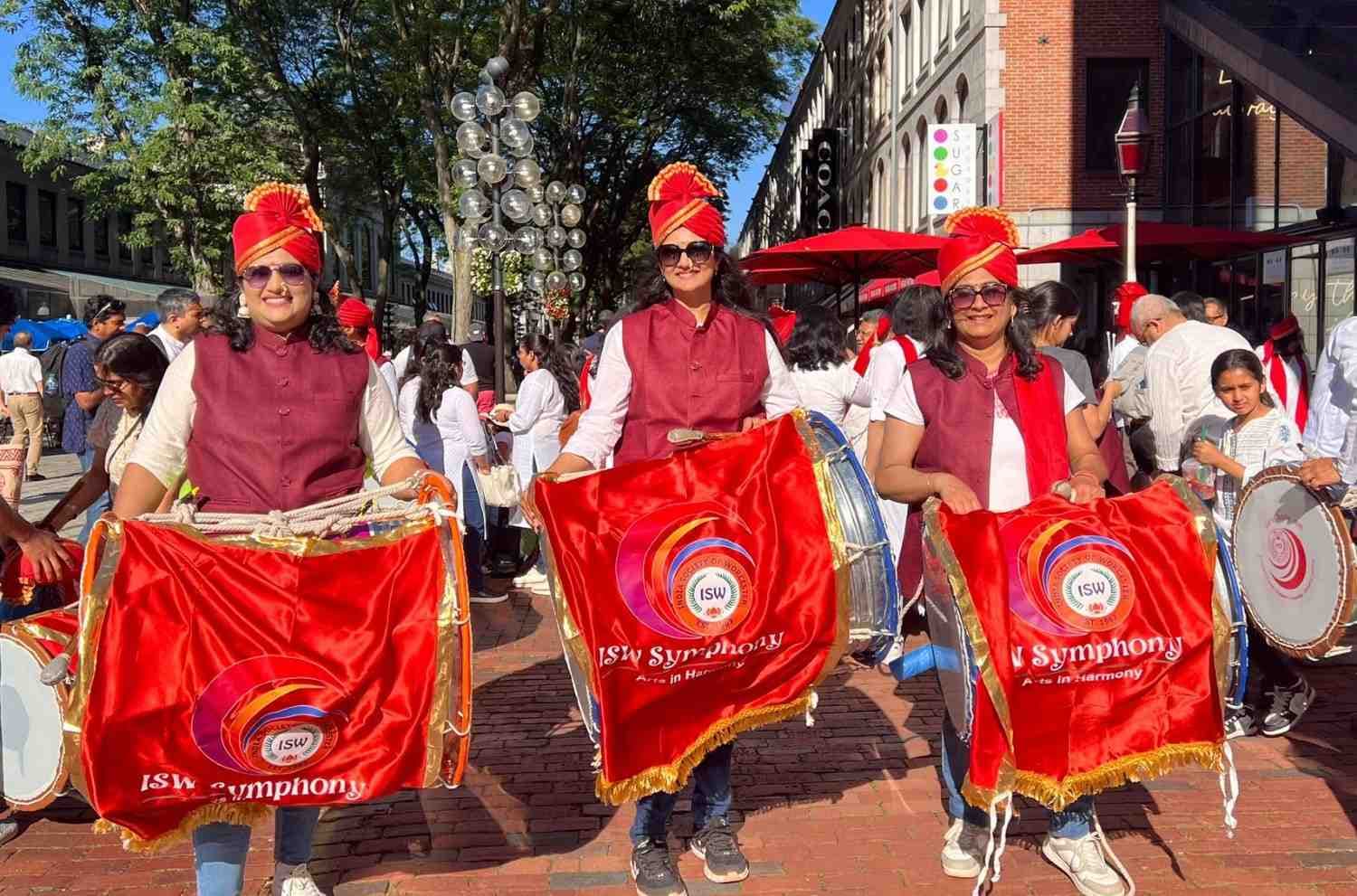 ये ग्रुप ढोल ताशे की पारंपरिक बीट्स में अन्य भारतीय धुनों और नए जमाने की ताल के साथ नए प्रयोग कर रहे हैं।
