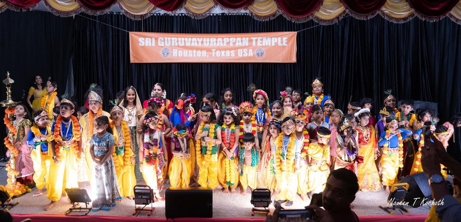 भगवान कृष्ण के जन्म का सम्मान करने के लिए बड़ी संख्या में भक्त जमा हुए।