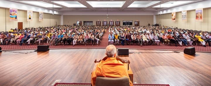 અક્ષરધામ મંદિરમાં સ્વામી યોગીનાથના પ્રવચનનો આનંદ માણતા મહેમાનો,