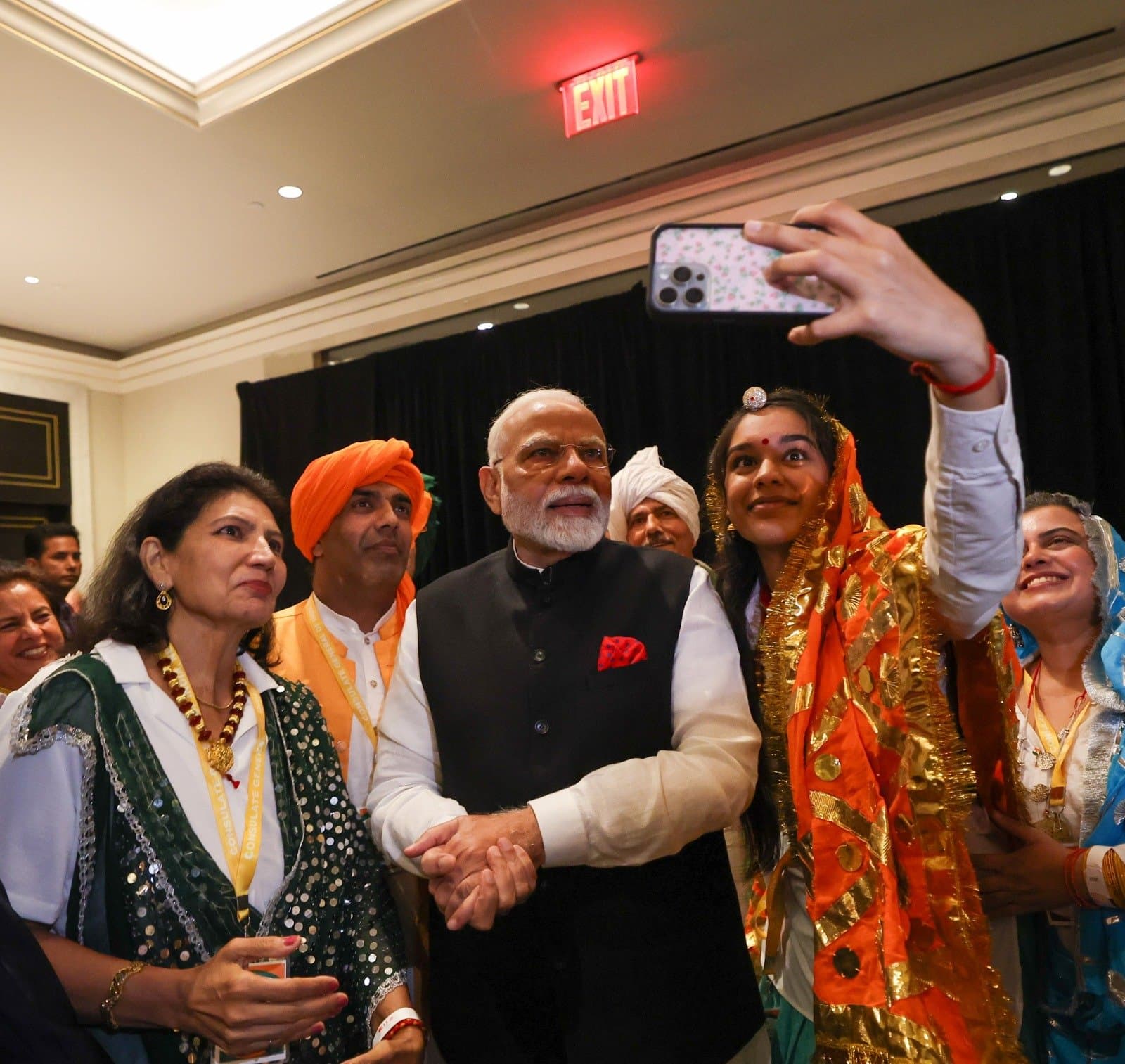 अमेरिका में भारतवंशियों को संबोधित करते हुए प्रधानमंत्री नरेंद्र मोदी ने बताया कि भारत ने अमेरिका में दो नए वाणिज्य दूतावास खोलने का निर्णय लिया है।
