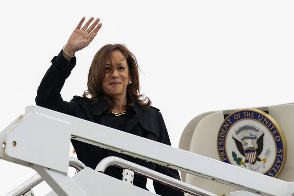 Democratic presidential nominee and U.S. Vice President Kamala Harris waves as she departs for the U.S.-Mexico border from Joint Base Andrews in Maryland, U.S., Sep. 27, 2024.