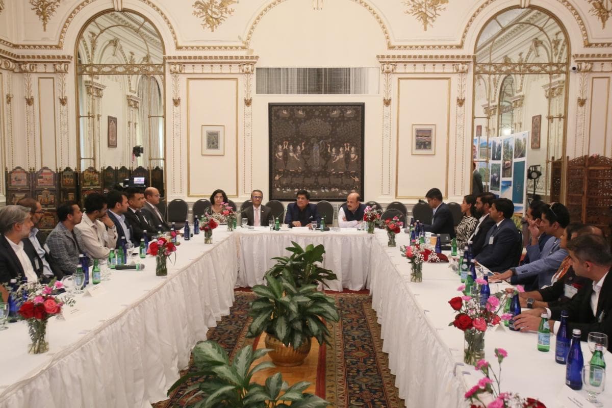 Minister Goyal chaired a roundtable discussion with young CEOs and entrepreneurs of Indian origin in New York.
