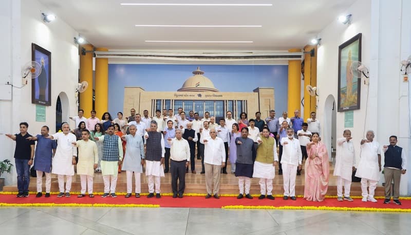 વિધાનસભા ખાતે રાજ્ય મંત્રીમંડળના મંત્રીશ્રીઓ અને વરિષ્ઠ અધિકારીશ્રીઓની સાથે 'ભારત વિકાસ પ્રતિજ્ઞા' લીધી.