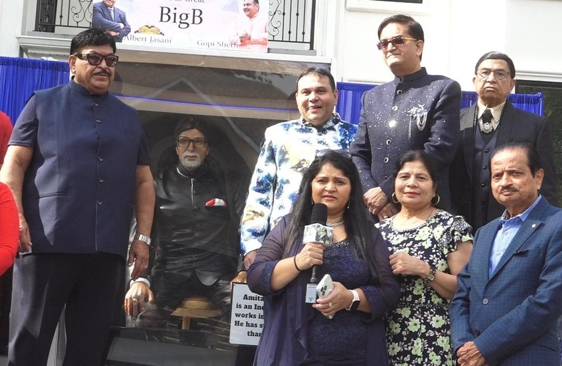 एडिसन में अमिताभ बच्चन की प्रतिमा के सामने उनके जन्मदिन का जश्न मनाया गया।