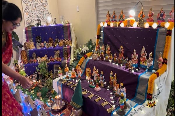 जया रूपनगुंटा शाम को गोलू डिस्प्ले में बैठी हुई नवरात्रि की देवी के लिए दीप जलाते हुए।
