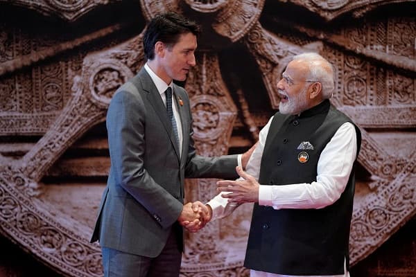 भारत के प्रधानमंत्री नरेंद्र मोदी शनिवार, 9 सितंबर, 2023 को नई दिल्ली, भारत में जी20 शिखर सम्मेलन के लिए भारत मंडपम कन्वेंशन सेंटर पहुंचने पर कनाडा के प्रधानमंत्री जस्टिन ट्रूडो का स्वागत करते हुए।