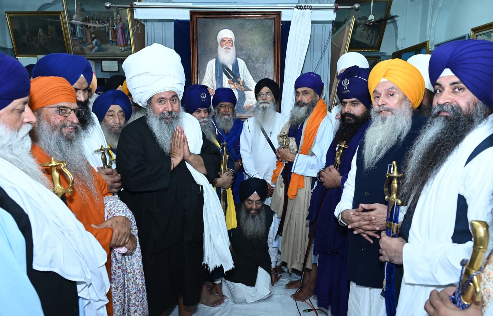 ਕੇਂਦਰੀ ਸਿੱਖ ਅਜਾਇਬ ਘਰ ਵਿਖੇ ਤਸਵੀਰਾਂ ਤੋਂ ਪਰਦਾ ਹਟਾਉਂਦੇ ਹੋਏ ਸ਼੍ਰੋਮਣੀ ਕਮੇਟੀ ਪ੍ਰਧਾਨ ਐਡਵੋਕੇਟ ਹਰਜਿੰਦਰ ਸਿੰਘ ਧਾਮੀ, ਜਥੇਦਾਰ ਗਿਆਨੀ ਸੁਲਤਾਨ ਸਿੰਘ, ਗਿਆਨੀ ਅਮਰਜੀਤ ਸਿੰਘ, ਗਿਆਨੀ ਗੁਰਮਿੰਦਰ ਸਿੰਘ ਤੇ ਹੋਰ।