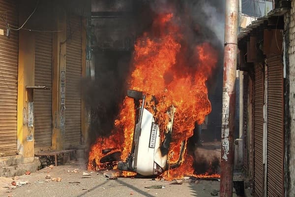 रविवार, 24 नवंबर को उत्तर भारतीय राज्य उत्तर प्रदेश के संभल में प्रदर्शनकारियों और पुलिस के बीच झड़प के दौरान जलता हुआ एक वाहन।
