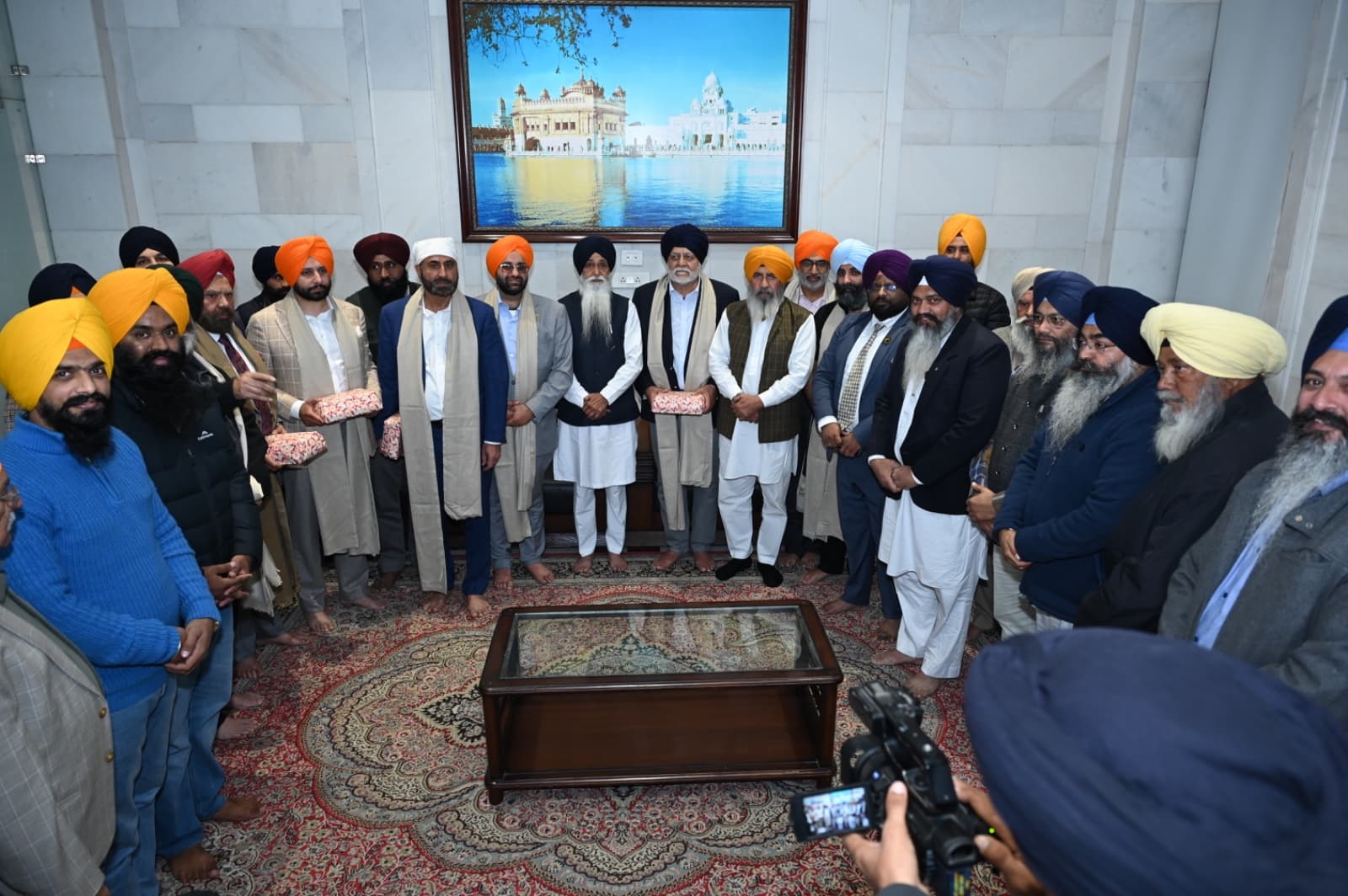 ਵਫ਼ਦ ਦਾ ਸ਼੍ਰੋਮਣੀ ਕਮੇਟੀ ਦੇ ਮੁੱਖ ਸਕੱਤਰ ਸ. ਕੁਲਵੰਤ ਸਿੰਘ ਮੰਨਣ ਤੇ ਮੈਂਬਰ ਸ. ਗੁਰਮੀਤ ਸਿੰਘ ਬੂਹ ਨੇ ਸ੍ਰੀ ਦਰਬਾਰ ਸਾਹਿਬ ਪੁੱਜਣ ਉੱਤੇ ਸਵਾਗਤ ਤੇ ਸਨਮਾਨ ਕੀਤਾ