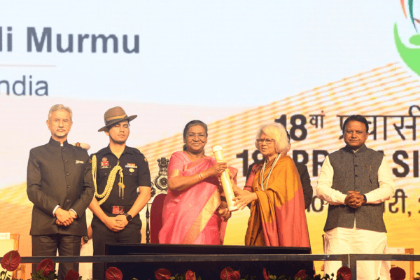 भुवनेश्वर, ओडिशा में 18वें प्रवासी भारतीय दिवस सम्मेलन के आखिरी दिन 10 जनवरी को राष्ट्रपति द्रौपदी मुर्मू ने सम्मानित किया।