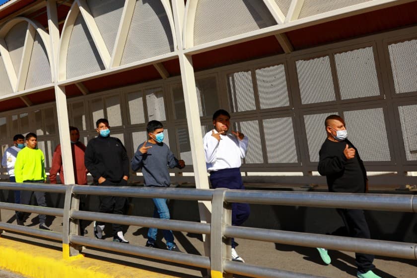 Migrants deported from the U.S. walk towards Mexico at the Paso del Norte International border bridge, in Ciudad Juarez, Mexico January 10, 2025. REUTERS/Jose Luis Gonzalez/File Photo