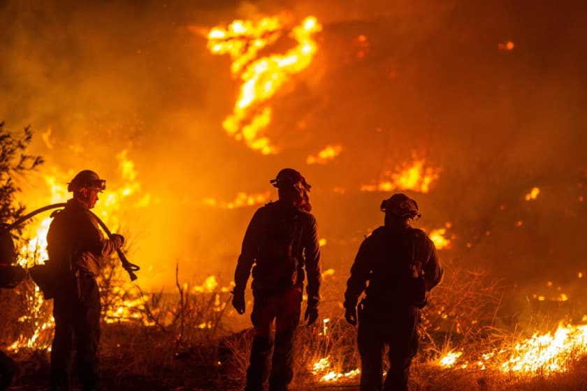Firefighters battle the Hughes Fire near Castaic Lake, north of Santa Clarita, California, U.S. January 22, 2025. REUTERS/Ringo Chiu