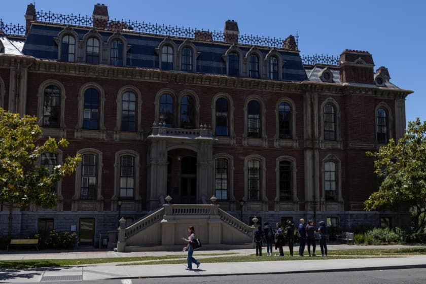 Prospective students tour the University of California, Berkeley campus before beginning of the new semester, in Berkeley, California, U.S., June 8, 2023. REUTERS/Carlos Barria/File Photo