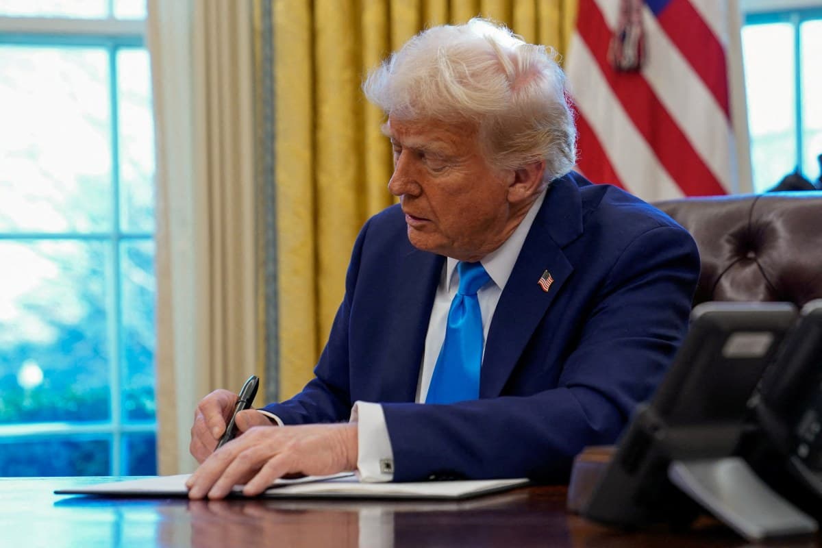 U.S. President Donald Trump signs a document in the Oval Office at the White House in Washington, U.S. Feb.4, 2025.