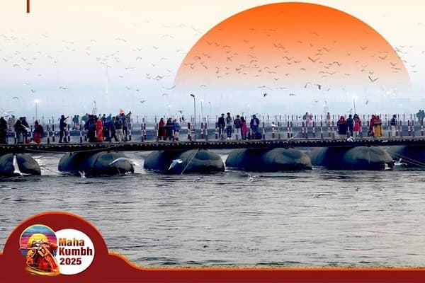 महाकुंभ में अब तक देश-विदेश के 50 करोड़ से अधिक लोग आस्था की डुबकी लगा चुके हैं।