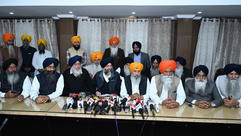 ਪ੍ਰੈੱਸ ਕਾਨਫਰੰਸ ਦੌਰਾਨ ਸ਼੍ਰੋਮਣੀ ਕਮੇਟੀ ਦੇ ਅਹੁਦੇਦਾਰ ਰਘੂਜੀਤ ਸਿੰਘ ਵਿਰਕ ਤੇ ਹੋਰ
