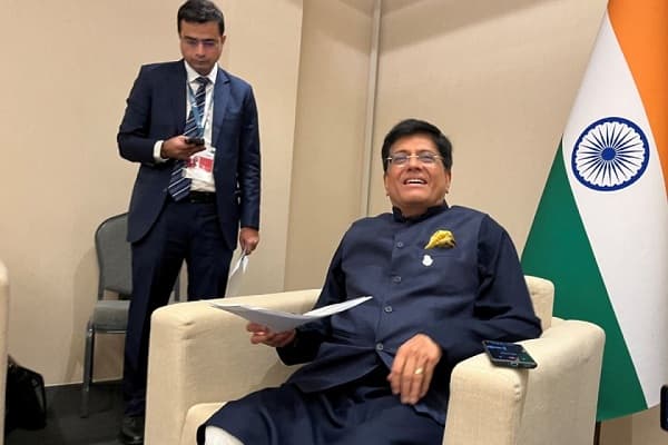 भारत के व्यापार मंत्री पीयूष गोयल 29 फरवरी, 2024 को अबू धाबी, संयुक्त अरब अमीरात में डब्ल्यूटीओ की बैठक में पत्रकारों को जानकारी देने की तैयारी करते हुए।
