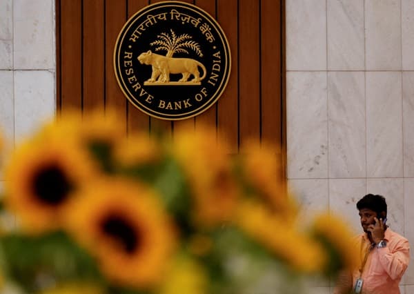 7 फ़रवरी, 2025 को मुंबई स्थित RBI मुख्यालय के बाहर एक शख्स फोन पर बातचीत में मशगूल है।