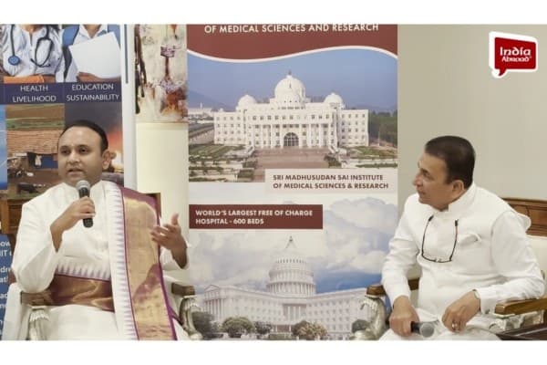 मधुसूदन साई ने सुनील गावस्कर के साथ बातचीत में संस्था के उद्देश्यों की जानकारी दी।