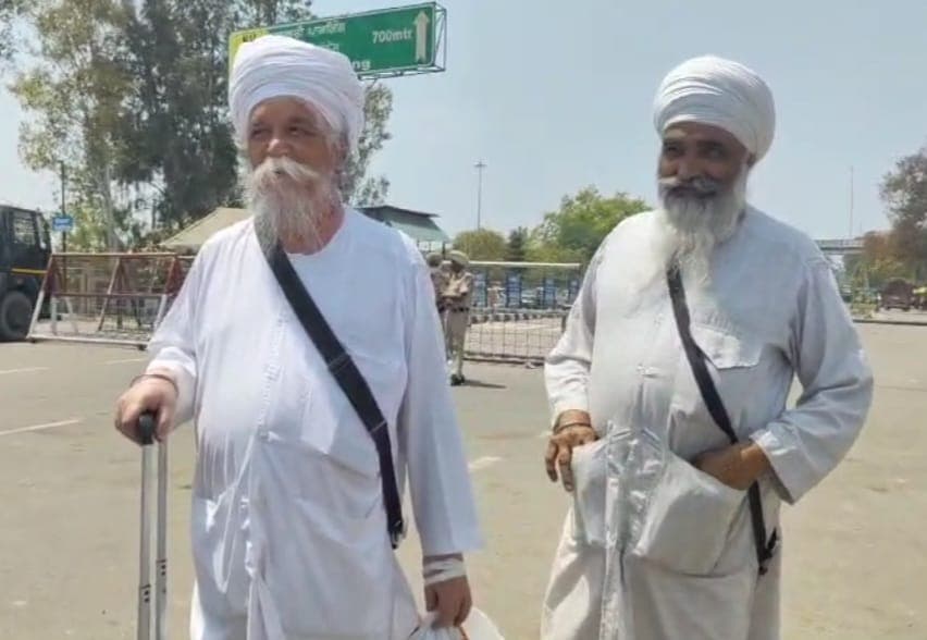 ਬਾਬਾ ਮਹਿਲ ਸਿੰਘ ਕਾਰ ਸੇਵਾ ਗੁਰੂ ਕੇ ਬਾਗ ਵਾਲੇ ਆਪਣੇ ਸਾਥੀਆਂ ਸਮੇਤ ਪਾਕਿਸਤਾਨ ਤੋਂ ਵਾਪਸੀ ਮੌਕੇ ਅਟਾਰੀ ਸਰਹੱਦ 'ਤੇ