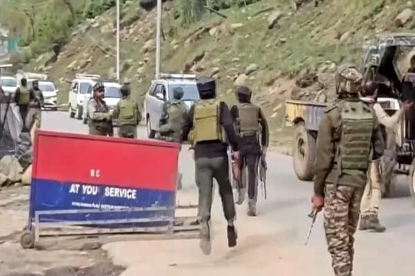 22 अप्रैल को दिन में आतंकवादियों ने कश्मीर के पहलगाम में पर्यटकों पर भीषण हमला किया था।
