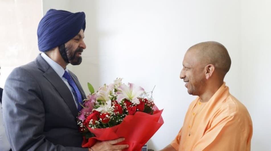 विश्व बैंक के अध्यक्ष अजय बग्गा ने उत्तर प्रदेश के सीएम योगी आदित्यनाथ से मुलाकात की।