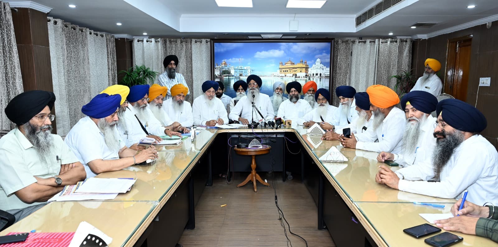 ਇਕੱਤਰਤਾ ਮਗਰੋਂ ਪੱਤਰਕਾਰਾਂ ਨੂੰ ਸੰਬੋਧਨ ਕਰਦੇ ਹੋਏ ਸ਼੍ਰੋਮਣੀ ਕਮੇਟੀ ਦੇ ਪ੍ਰਧਾਨ ਐਡਵੋਕੇਟ ਹਰਜਿੰਦਰ ਸਿੰਘ ਧਾਮੀ