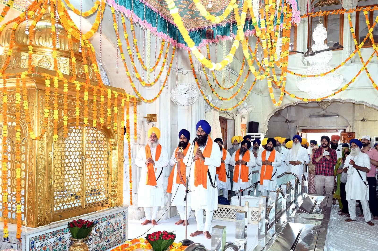 ਸ੍ਰੀ ਗੁਰੂ ਹਰਿਗੋਬਿੰਦ ਸਾਹਿਬ ਜੀ ਦੇ ਗੁਰਤਾਗੱਦੀ ਦਿਵਸ ਸਬੰਧੀ ਸ੍ਰੀ ਅਕਾਲ ਤਖ਼ਤ ਸਾਹਿਬ ਵਿਖੇ ਸਜਾਏ ਸਮਾਗਮ ਦੌਰਾਨ ਅਰਦਾਸ ’ਚ ਸ਼ਾਮਲ ਜਥੇਦਾਰ ਗਿਆਨੀ ਕੁਲਦੀਪ ਸਿੰਘ ਗੜਗੱਜ ਤੇ ਹੋਰ