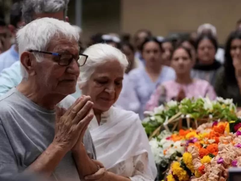 दिवंगत कैप्टन सुमित सभरवाल को श्रद्धांजलि देते उनके पिता: फाइल फोटो