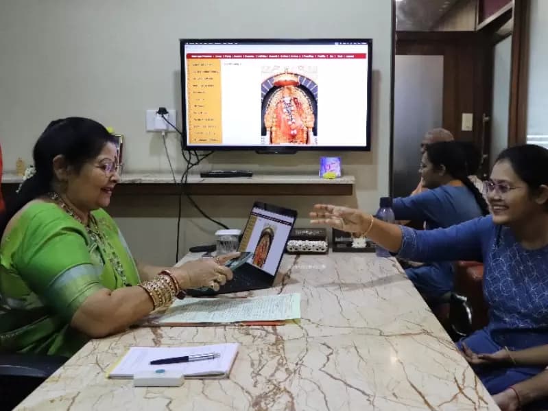 लक्ष्मी चंदना, 1 अक्टूबर, 2025 को हैदराबाद, भारत में, उपयुक्त जीवनसाथी की तलाश के लिए एक मैचमेकिंग एजेंसी की मालकिन वनजा राव को ऑस्ट्रेलिया में रहने वाले अपने भाई की तस्वीर दिखाती हुई।