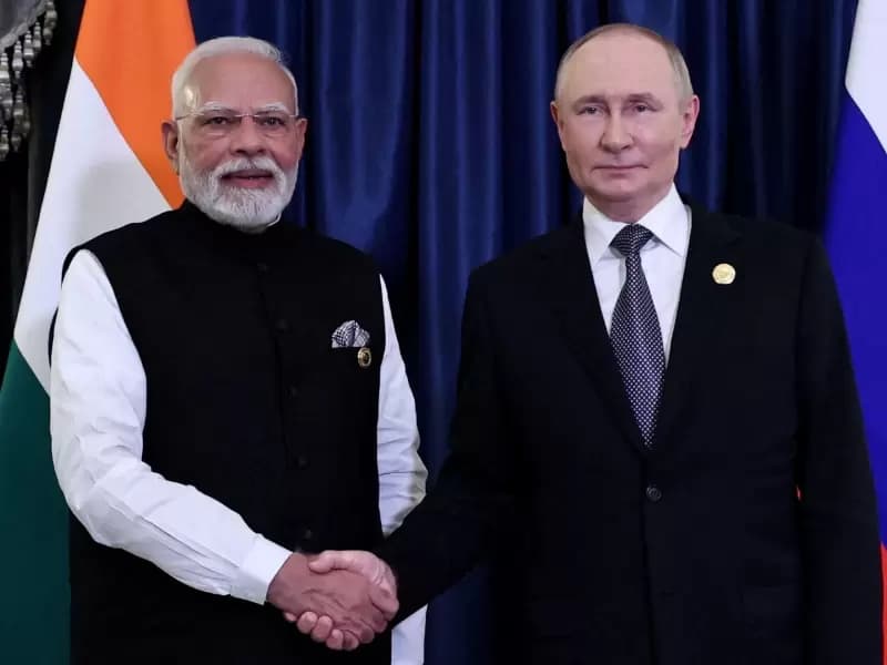रूस के राष्ट्रपति व्लादिमीर पुतिन और भारत के प्रधानमंत्री नरेंद्र मोदी 1 सितंबर, 2025 को चीन के तियानजिन में शंघाई सहयोग संगठन (SCO) शिखर सम्मेलन के दौरान एक बैठक के दौरान हाथ मिलाते हुए।