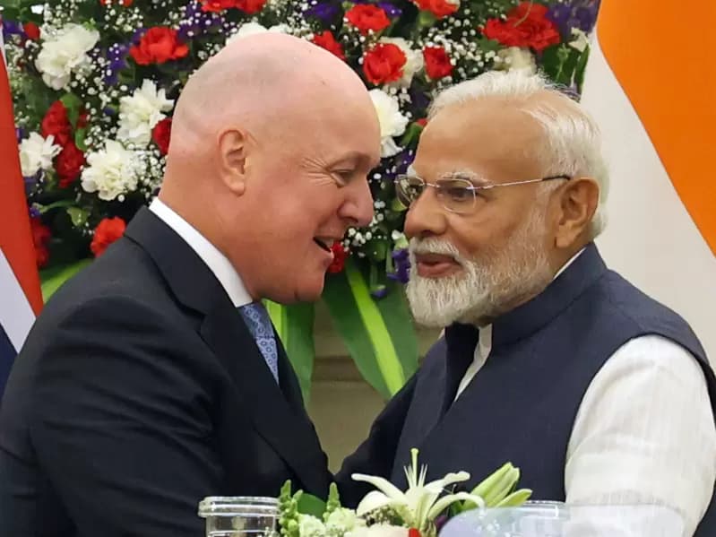 नई दिल्ली: प्रधानमंत्री नरेंद्र मोदी और न्यूजीलैंड के प्रधानमंत्री क्रिस्टोफर लक्सन सोमवार, 17 मार्च, 2025 को नई दिल्ली के हैदराबाद हाउस में आयोजित एक संयुक्त प्रेस कॉन्फ्रेंस में उपस्थित थे।
