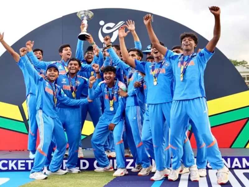 भारत की अंडर-19 टीम ने 6 फरवरी, 2026 को हरारे स्पोर्ट्स क्लब में इंग्लैंड अंडर-19 टीम के खिलाफ आईसीसी अंडर-19 विश्व कप 2026 का फाइनल जीतने के बाद ट्रॉफी के साथ पोज दिया।