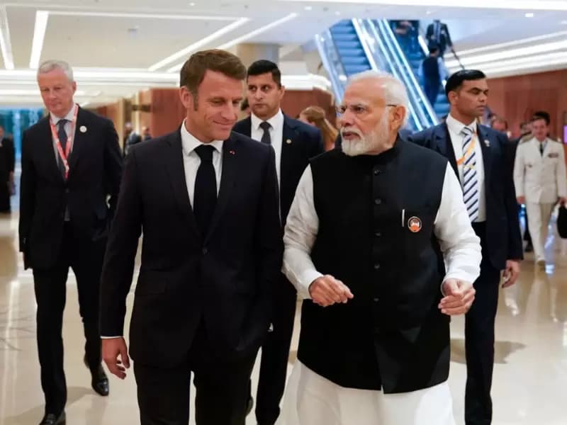 G20 સમિટ 2023 ના અંતિમ દિવસે 'વન ફ્યુચર' સત્ર દરમિયાન ફ્રાન્સના રાષ્ટ્રપતિ ઇમેન્યુઅલ મેક્રોન સાથે પ્રધાનમંત્રી નરેન્દ્ર મોદી