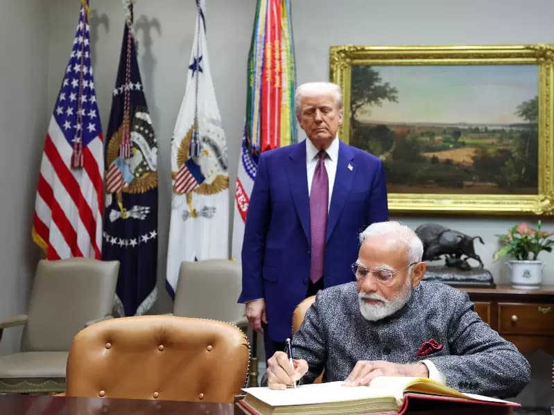 भारतीय प्रधानमंत्री 13 फरवरी, 2025 को अमेरिका के वॉशिंगटन डीसी स्थित व्हाइट हाउस में विजिटर बुक में अपनी टिप्पणियां लिखते हुए।