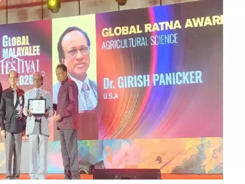 सम्मान ग्रहण करते डॉ.गिरीश।