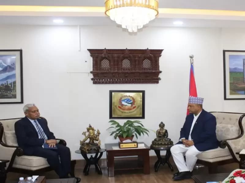नेपाल में भारत के राजदूत नवीन श्रीवास्तव और हिमालयी देश के विदेश मंत्री शिशिर खनल।