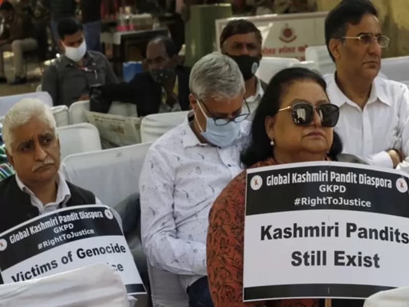 ग्लोबल कश्मीर पंडित डायस्पोरा के सदस्यों ने शनिवार, 12 मार्च, 2022 को नई दिल्ली के जंतर-मंतर पर कश्मीरी हिंदुओं के पलायन के पीड़ितों के लिए न्याय की मांग करते हुए विरोध प्रदर्शन किया।