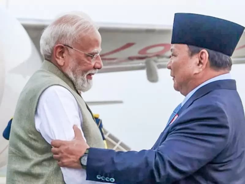 प्रधानमंत्री नरेंद्र मोदी सोमवार, 6 जुलाई, 2026 को जकार्ता में इंडोनेशिया की अपनी राजकीय यात्रा के दौरान सोएकरनो-हट्टा अंतर्राष्ट्रीय हवाई अड्डे पर पहुंचे। इंडोनेशिया के राष्ट्रपति प्रबोवो सुबिआंतो द्वारा उनका स्वागत किया गया।