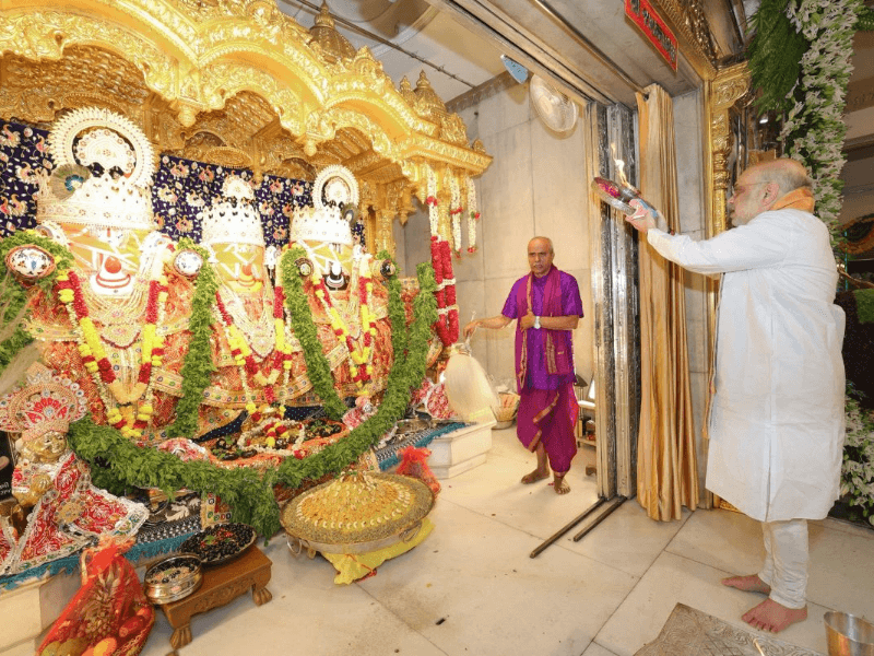 અમદાવાદના પ્રભુ શ્રી જગન્નાથ મંદિર ખાતે મંગળા આરતીમાં પરિવાર સાથે અમિત શાહ