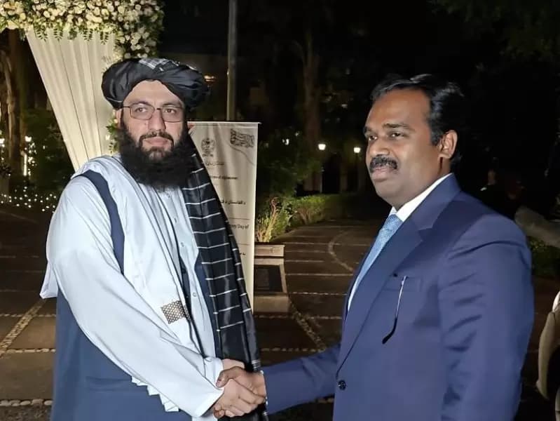 नई दिल्ली में अफगान दूतावास में पहले 'विक्ट्री डे' (विजय दिवस) सेलिब्रेशन के दौरान अफगान CdA ने भारत के PAI (पाकिस्तान, अफगानिस्तान और ईरान) मामलों के जॉइंट सेक्रेटरी आनंद प्रकाश का हाथ मिलाकर स्वागत किया।